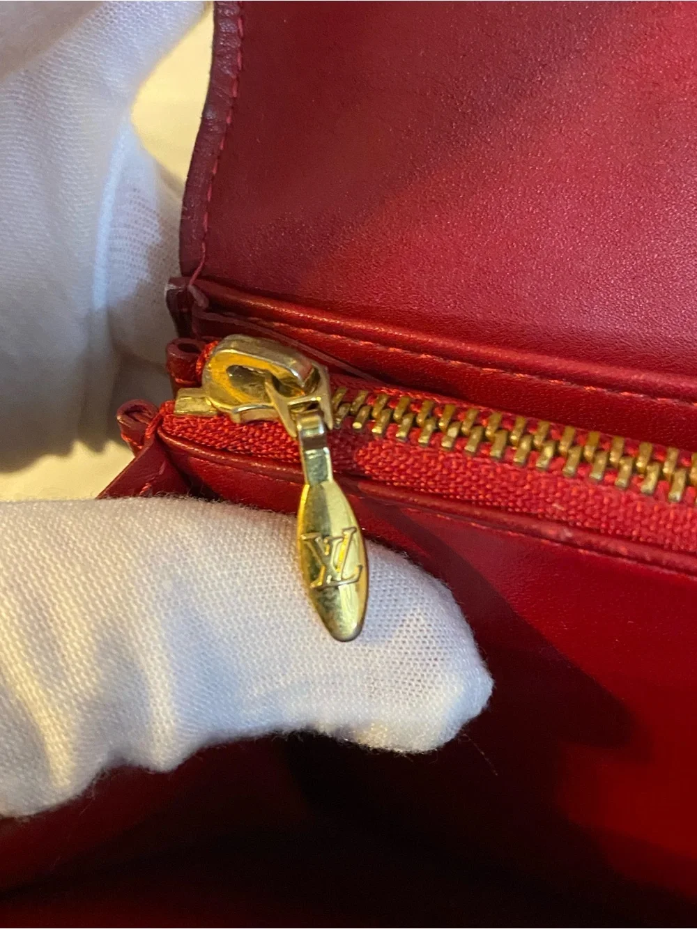 Louis Vuitton Monogram Vernis Sarah Wallet in Pomme d'Amour red patent leather